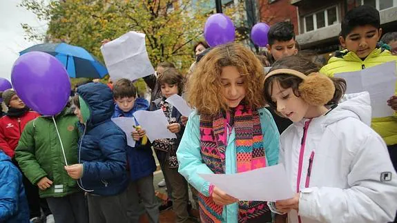Niños del colegio Jovellanos en la concentración contra la violencia de género en Gijón.