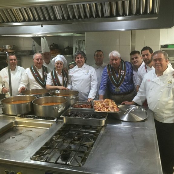 Pilar Ramos, tercera por la izquierda, en la cocina del Oleum. :: E. C.