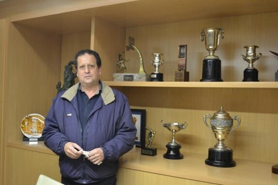 Rafael Escandón, ayer, en las instalaciones grupistas, donde recibió un homenaje a sus 33 años al frente de la sección de pelota. 
