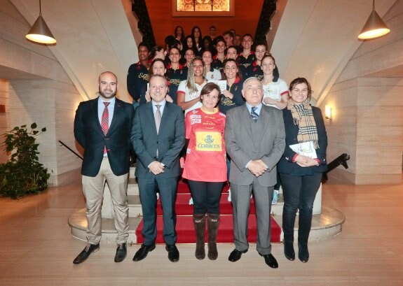 La alcaldesa, en el centro, con la elástica de la selección, junto a las autoridades y jugadoras. 