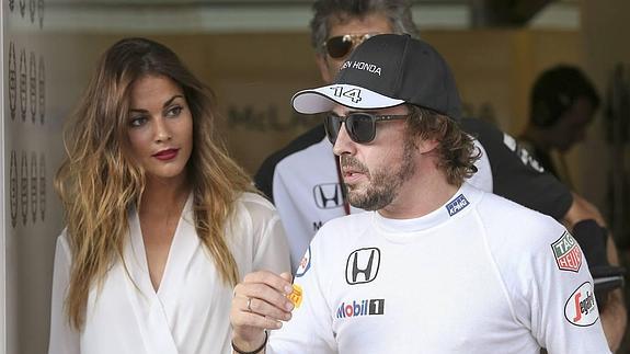 Fernando Alonso junto a su pareja, Lara Álvarez, en Abu Dhabi. 