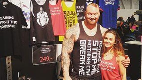 Hafthor Bjornsson junto a su pareja. 