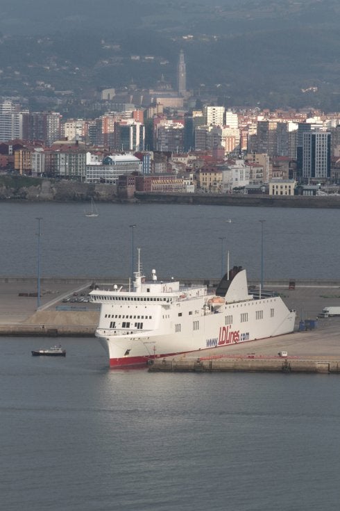 El buque 'Norman Asturias', de la autopista del mar, atracado en el puerto de El Musel. 