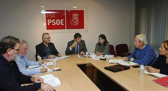 Los representantes sindicales, con Adriana Lastra; el presidente del Principado, Javier Fernández; y el diputado Antonio Trevín.