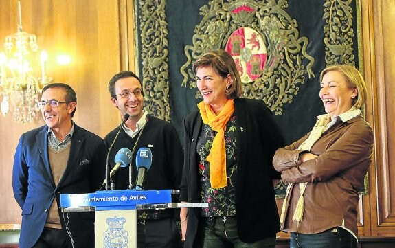 José Hidalgo, Jorge García, Marisol Casado y Mariví Monteserín sonríen durante la presentación. 