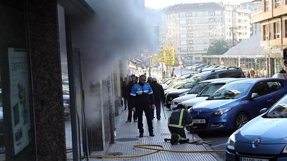 El intenso humo que salía de la oficina de Caja Rural. 