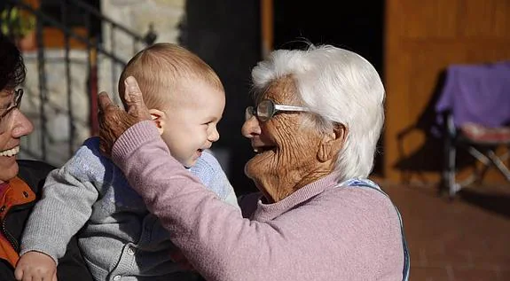 Felicidad, con una de sus hijas y de sus bisnietas. 