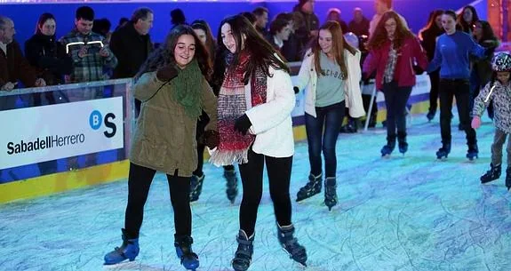 Dos chicas disfrutan de la pista de patinaje sobre hielo en Porlier en 2014. 