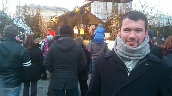 Antonio Buzón, en el mercado navideño de la plaza Mayor de Cracovia.