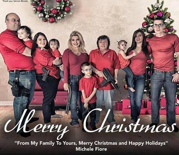 La polémica postal navideña de una congresista y su familia armada hasta los dientes