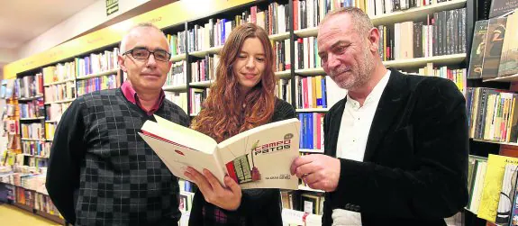 Antón García, Marina Pangua y Xuan Bello, ayer en la librería Cervantes. 
