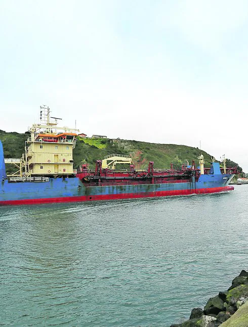 La draga 'Njord R' en el puerto avilesino. 