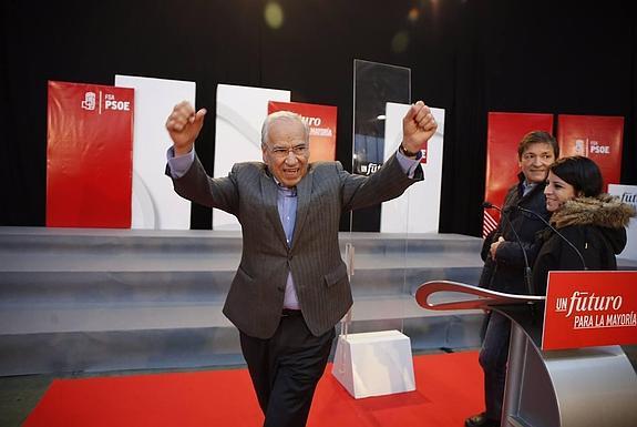 Alfonso Guerra con gesto victorioso junto a Javier Fernández y Adriana Lastra en el mitin de esta mañana en Mieres. 