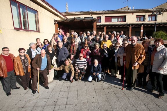 Antiguos miembros de la JOC posan antes de participar en la comida organizada en el restaurante Savannah. 