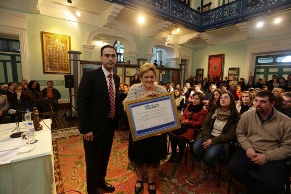 María del Carmen, hija de 'Tivo', recoge el galardón junto al alcalde. 