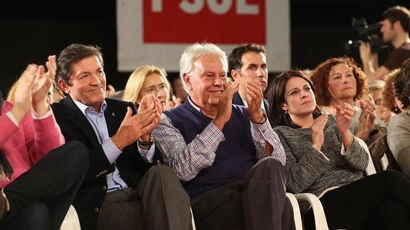 Felipe González junto a Javier Fernández y Adriana Lastra. 