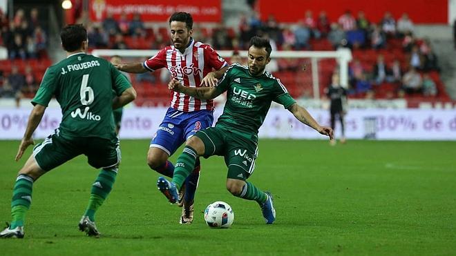 Encuentro disputado entre el Sporting y el Betis en El Molinón. Juan Manuel Serrano Arce