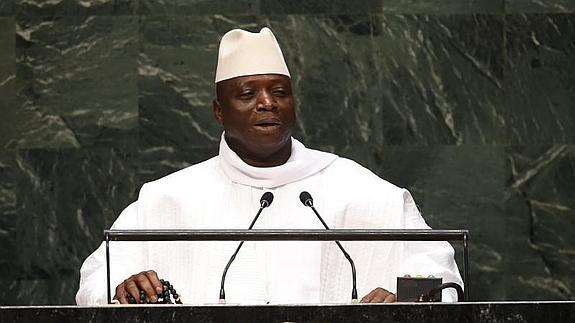 El presidente de Gambia pide a las mujeres que no usen ropa interior porque les impide concebir