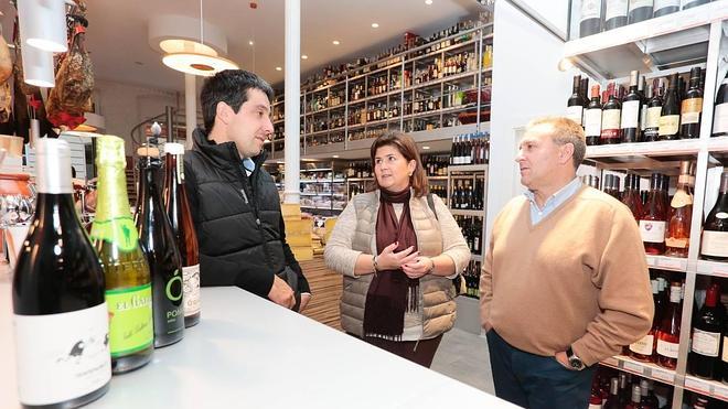 RamónCoalla (a la derecha) junto a dos productores en los que confía: Roberto Oliván, un joven viticultor de bodegas Tentenublo, una novedad en Coalla, y María Cardín, de El Gaitero, de los que disponen desde hace décadas de su amplia gama de productos.