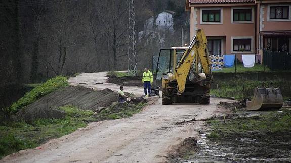 Los trabajos del Plan Agua siguen en marcha entre las localidades de Arenas de Cabrales y Poo. 