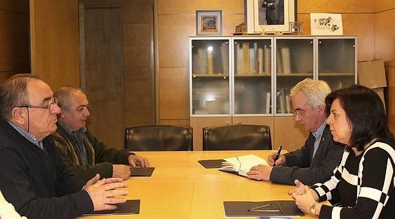 María Jesús Álvarez y Alberto Vizcaíno, ayer, con los representantes de los pescadores asturianos 