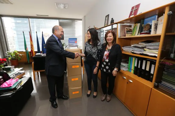 Jesús Díez, de AZSA, recibe los libros en el Ayuntamiento. 