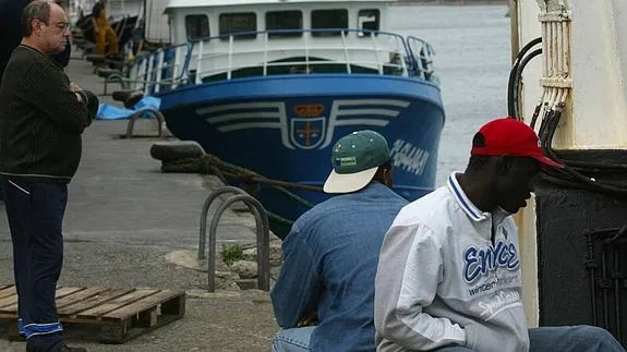 PEscadores en el puerto de Avilés.