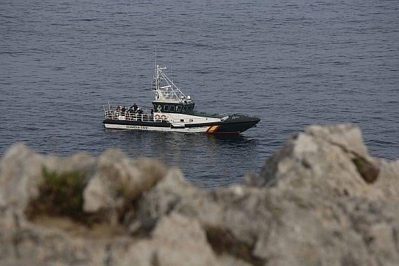 La Guardia Civil revisó la zona también desde el mar con la embarcación y buzos del GEAS. 