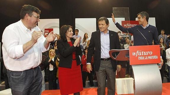 Martínez Argüelles, Lastra, Fernández y Madina, ayer, en el acto de cierre de campaña. 