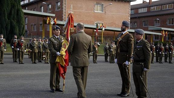 El nuevo comandante militar, con la bandera del Regimiento 'Príncipe' Número 3. 