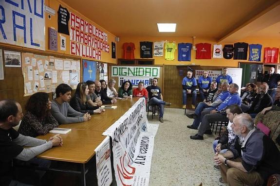 Candidatos y diputados de Podemos se reunieron ayer con la Asamblea de Trabajadores en Lucha.