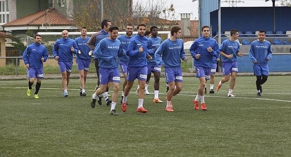 Los jugadores del Avilés en el entrenamiento del miércoles en Miranda. Una plantilla corta y con bajas para despedir el año.