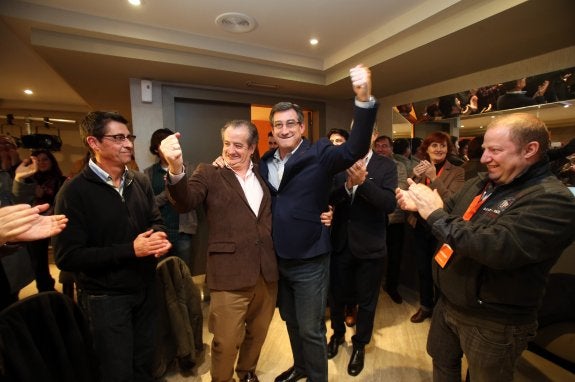 Nicanor García y Nacho Prendes, abrazados, celebran los resultados de Ciudadanos en Asturias. 