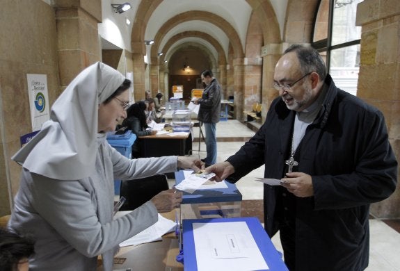 El arzobispo, Jesús Sanz Montes, votó ayer en el colegio de la Facultad de Psicología. 