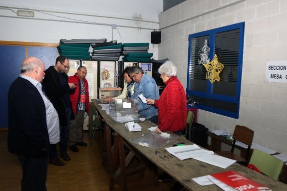 Recuento de votos en una de las mesas electorales, en concreto la de Ujo.