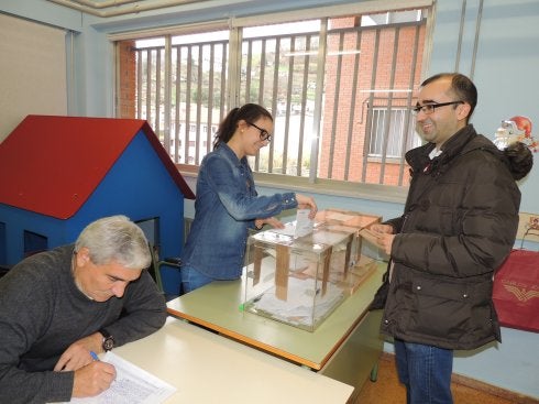 El alcalde cangués, José Víctor Rodríguez, durante la votación.