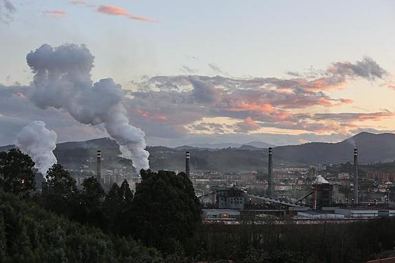 Fotografía de Avilés realizada ayer desde Valliniello a la misma hora a la que el Principado anunciaba la prealerta por contaminación.