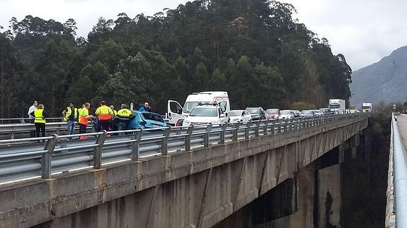 Los sanitarios atienden a la accidentada en la A-8 en Llanes. 