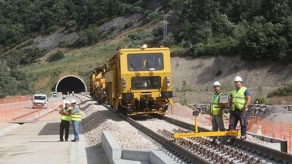 Obras de colocacion de la vía en la boca sur del túnel oeste de la variante de Pajares, el pasado julio.