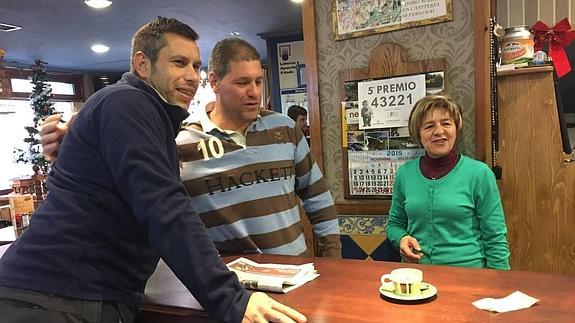 A la izquierda, Pablo Fernández, uno de los agraciados con el quinto premio, con los dueños del bar donde vendió, Jesús García Megido y María Rosa Megido.