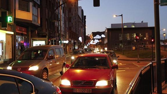 Calle de Llano Ponte, ayer a la misma hora a la que se desactivaba la prealerta. 