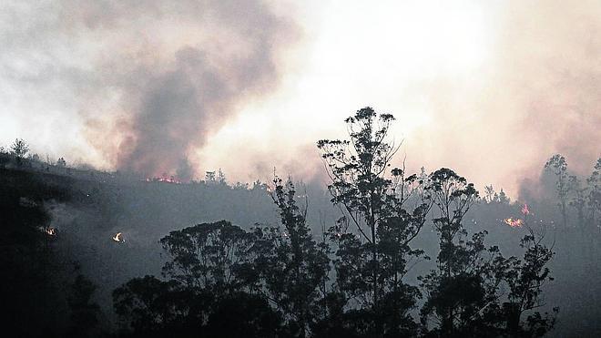 Desde La Veguina se divisaban ayer varios frentes todavía activos. 