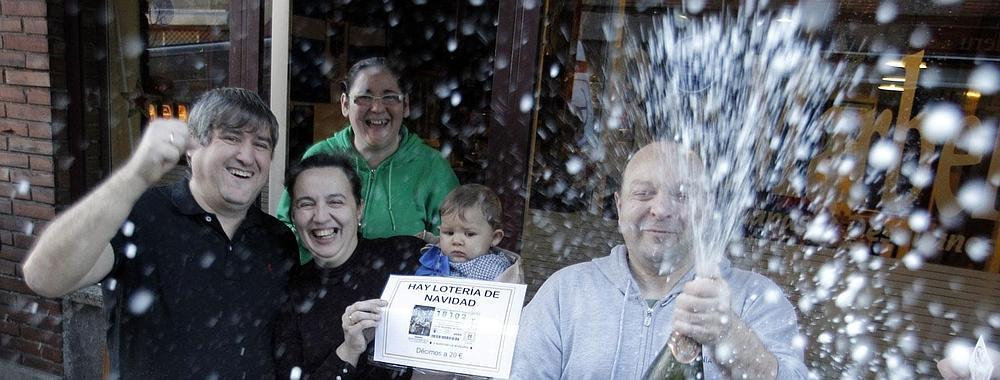 Los agraciados celebran su suerte en Oviedo