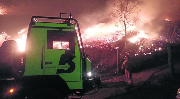 Una dotación el sábado en La Troncada (Cangas del Narcea).
