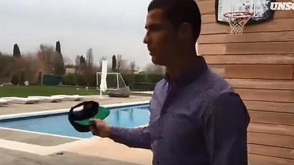 Cristiano muestra la piscina.
