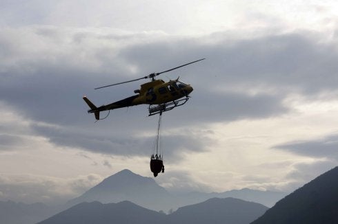 Un helicóptero de Bomberos de Asturias trabajando estos días en la extinción de un incendio forestal en el Oriente . 