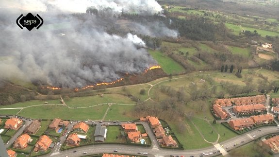 La Fresneda. Imagen aérea del incendio, que llegó a estar muy cerca de las viviendas de la urbanización. 