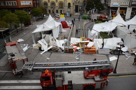 Gijón. Bomberos, en la plaza del 6 de Agosto, donde las carpas del mercado artesano salieron volando. 