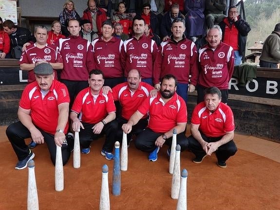 La peña maliaya de Ateneo Obrero, abajo, se imponía el domingo a la formación local de La Venta por 14 juegos a 11. 