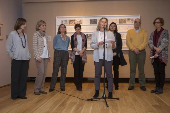 Ana, Alicia, Carmen, María y Gracia (hablando) Suárez Botas con Montserrat López, Fernando Martín y Lucía Peláez. 